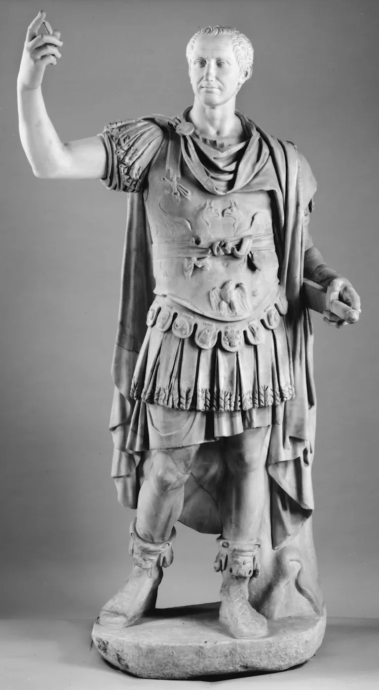 L'image est une photographie en noir et blanc d'une sculpture en marbre représentant un homme vêtu d'une armure à l'antique