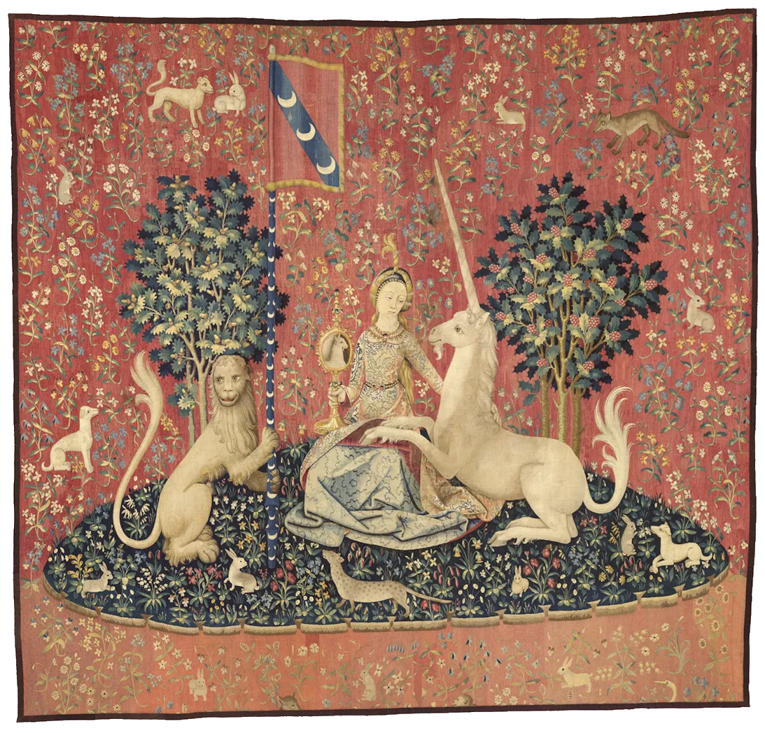 L'image est une tapisserie représentant un petit espace de verger entouré d'un fond rouge fleuri. Dans ce verger se tient assise une jeune fille, accompagné d'un lion tenant un fanion, et d'une licorne dont les pattes de devant son posé sur les genoux de la jeune fille.