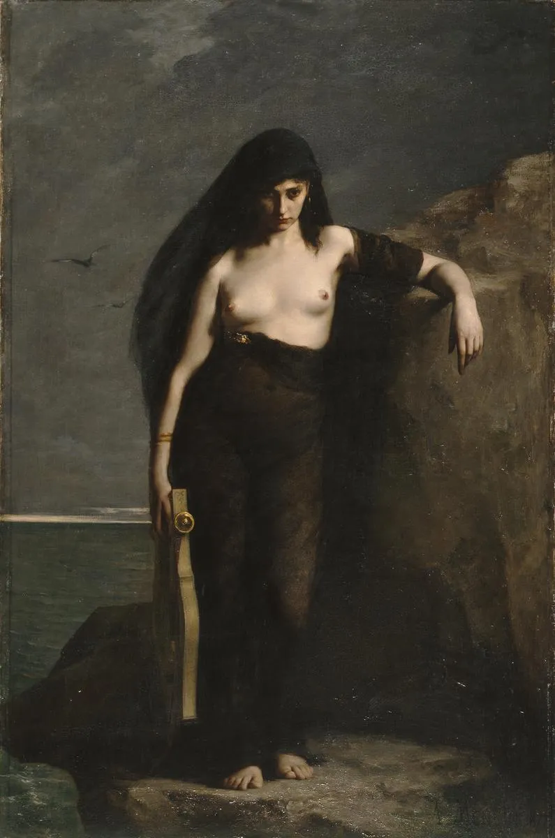 L'image est une peinture représentant une jeu femme se tenant debout au sommet d'une falaise donnant sur la mer. Vêtue d'une tunique noire dénudée au niveau de la poitrine, elle fait face au spectateur. Son bras gauche repose sur un rocher, alors qu'elle tient une lyre de la main droite.