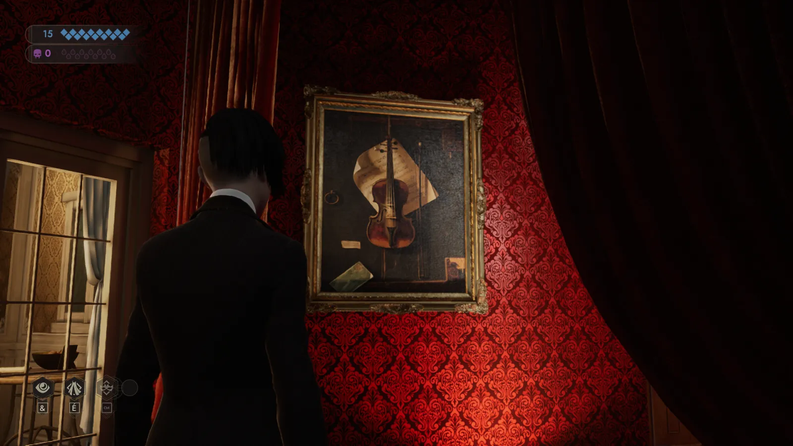 L'image est une capture d'écran du jeu vidéo Vampire: The Masquerade – Swansong. On y voit le personnage joueur de dos, debout dans une pièce tapissée de velour rouge. Des tentures de la même couleur ouvre sur différents espaces attenants (couloirs, alcoves). Une peinture représentant une nature morte est accrochée au mur face au personnage joueur.