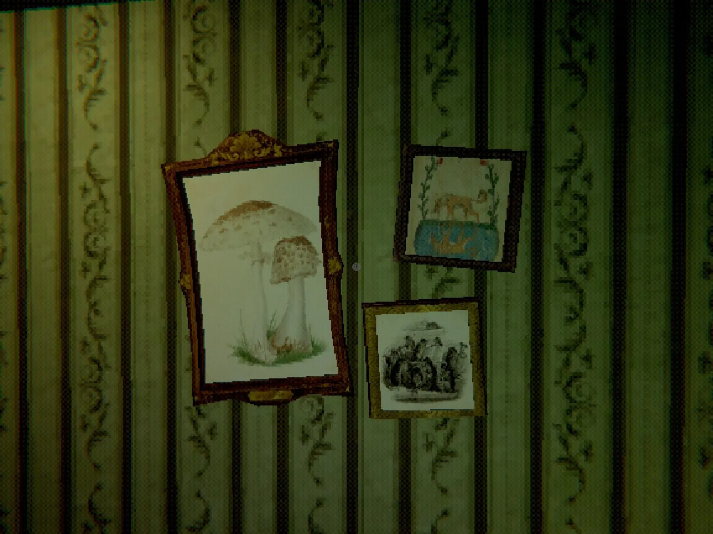 L'image est une capture d'écran du jeu Creature Kitchen, et présente trois illustrations encadrées accrochées à un mur revêtu de papier peint à motifs d'arabesques