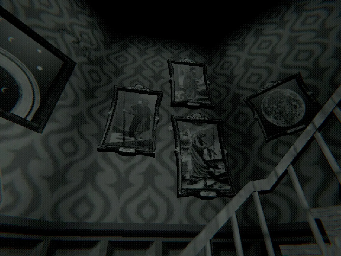L'image est une capture d'écran en noir et blanc du jeu Creature Kitchen, et présente trois illustrations encadrées accrochées à un mur revêtu de papier peint à motifs géométriques, au dessus d'un escalier