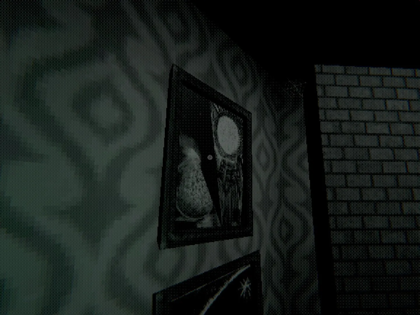 L'image est une capture d'écran en noir et blanc du jeu Creature Kitchen, et présente une illustration encadrée accrochée à un mur revêtu de papier peint à motifs géométriques