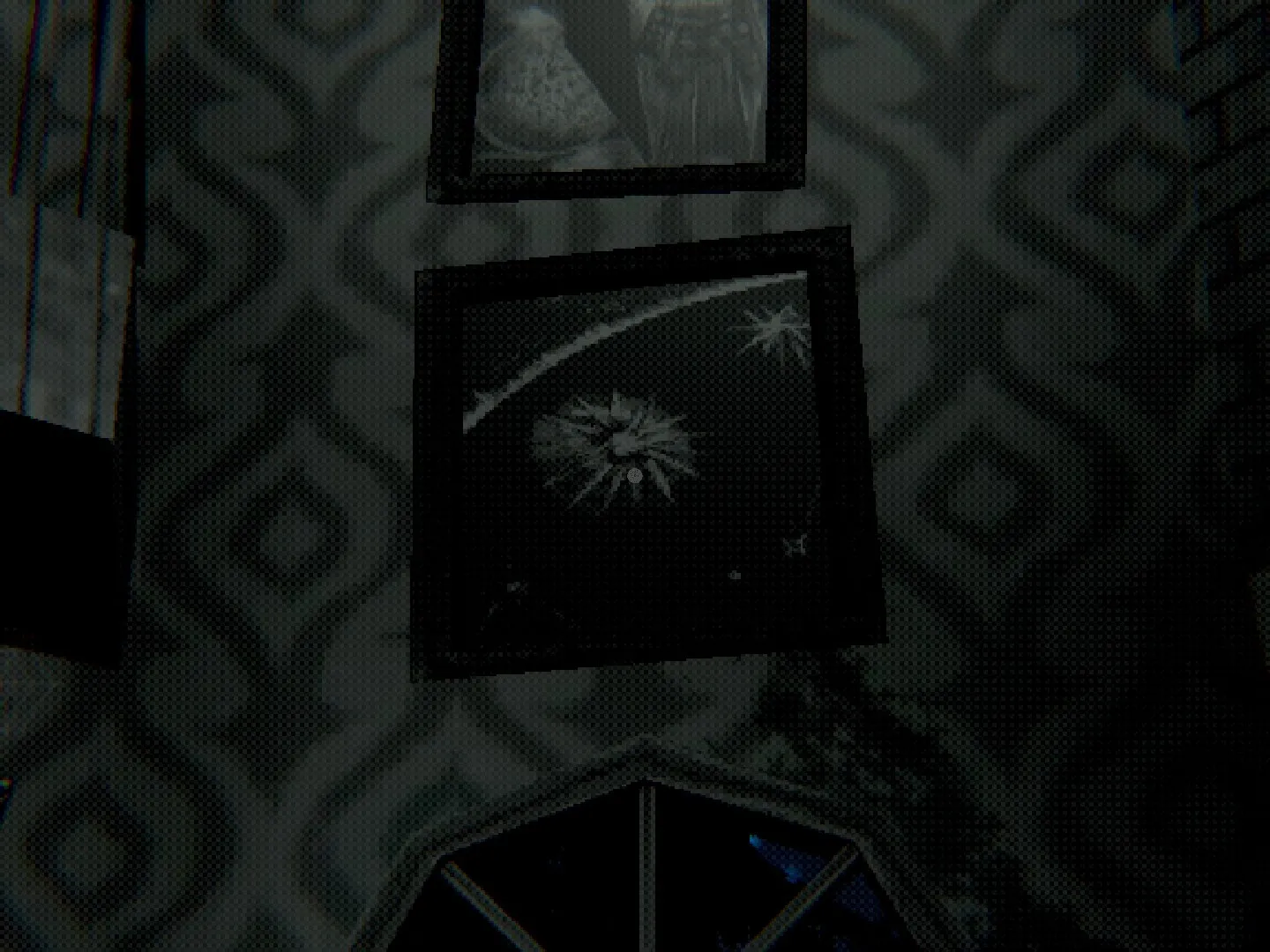 L'image est une capture d'écran en noir et blanc du jeu Creature Kitchen, et présente une illustration encadrée accrochée à un mur revêtu de papier peint à motifs géométriques
