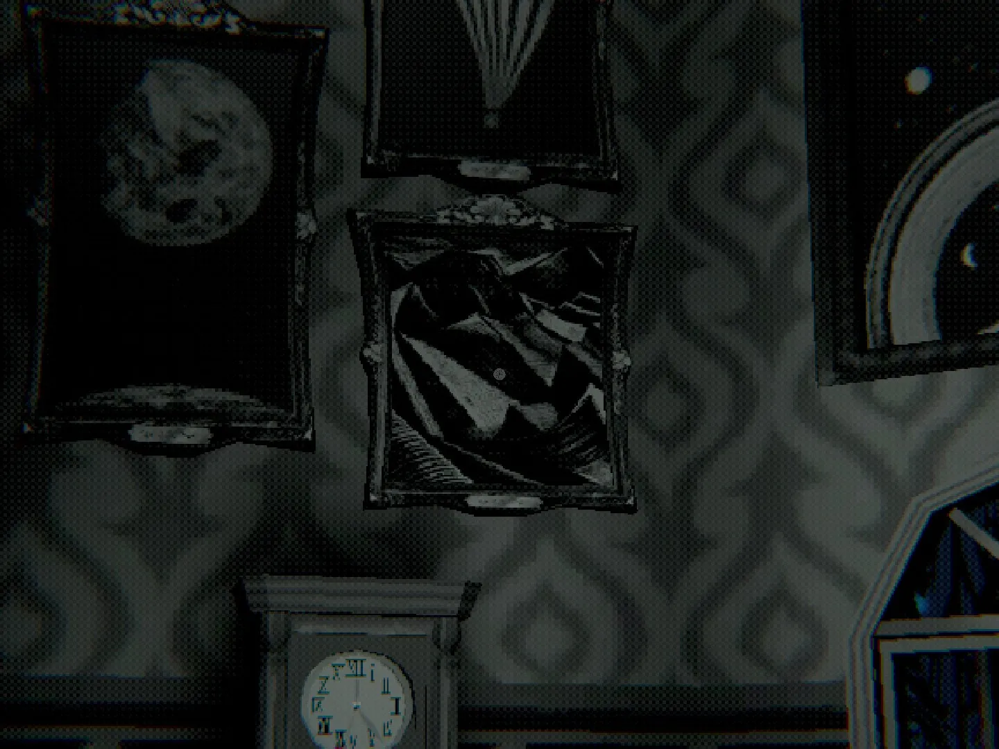 L'image est une capture d'écran en noir et blanc du jeu Creature Kitchen, et présente une illustration encadrée accrochée à un mur revêtu de papier peint à motifs géométriques