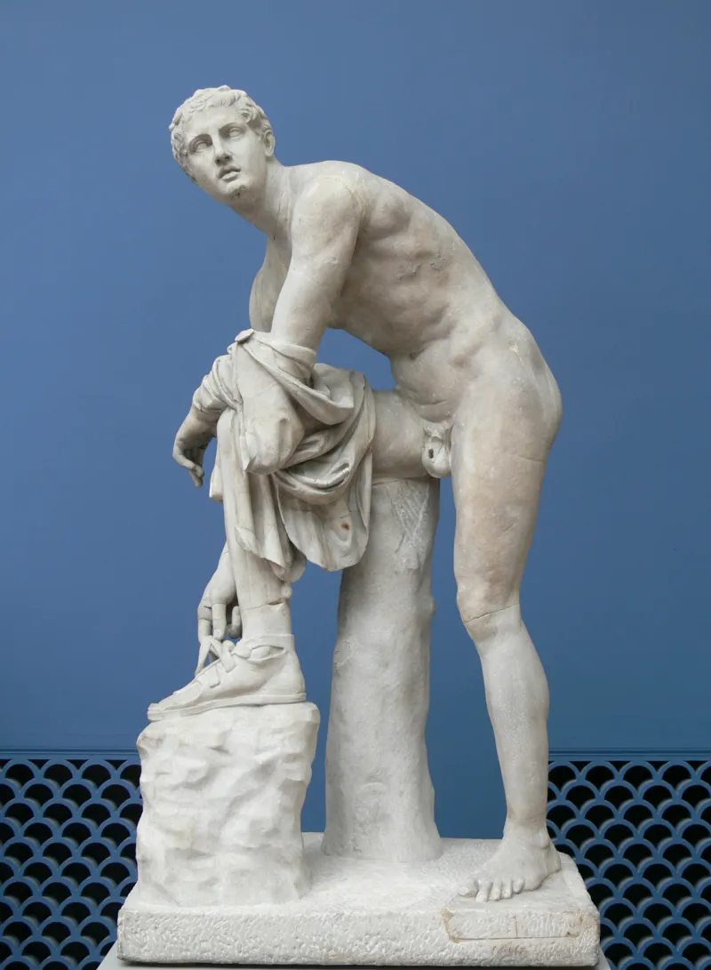 Hermès rattachant sa sandale