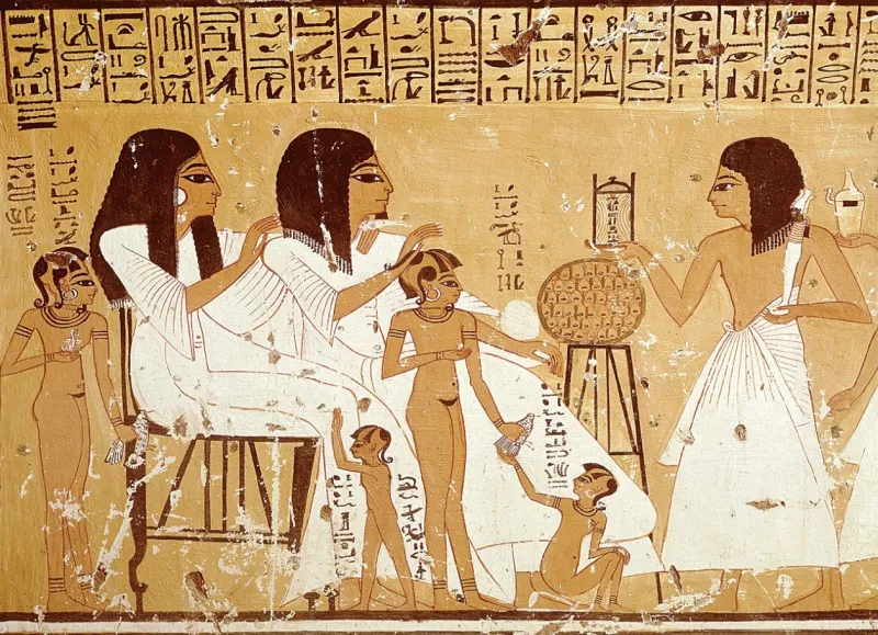 Fresque funéraire égyptienne représentant un homme et une femme habillés de blanc assis, accompagné de leurs quatre enfants.