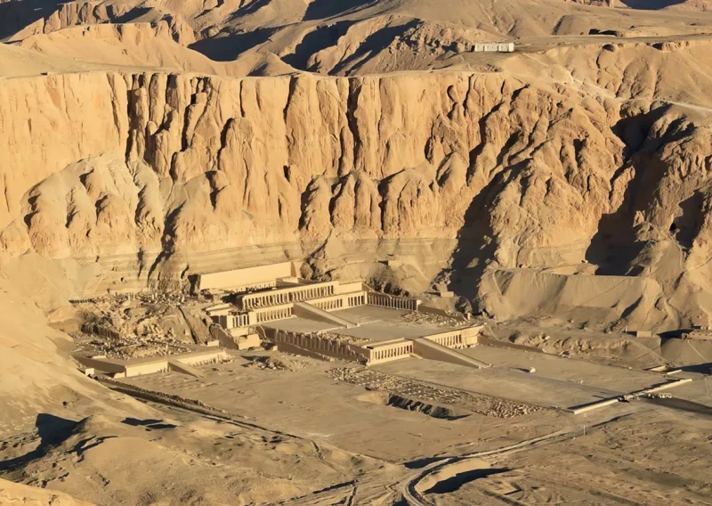Vue aérienne du temple funéraire d'Hatchepsout, situé dans la nécropole de Thèbes, sur la rive ouest du Nil.