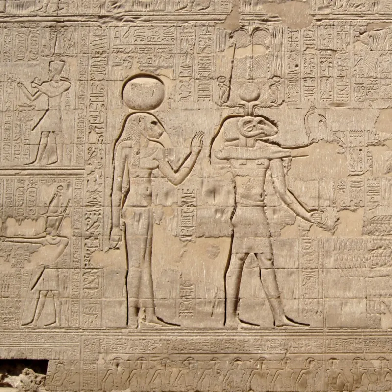 Relief monumental représentant les divinités égyptiennes Khnoum et Menhit