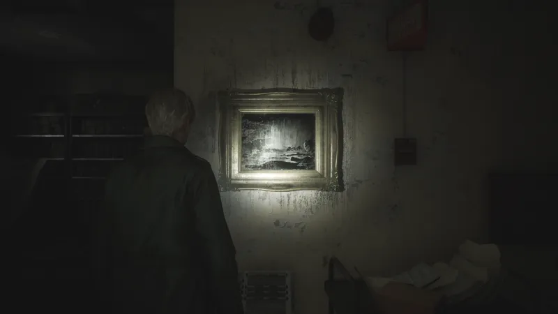 Capture d'écran de Silent Hill 2 qui montre le personnage de James Sunderland de dos. Il fait face à un mur auquel est accroché le tableau "Northern Lights over Coastal Landscape" de Peder Balke