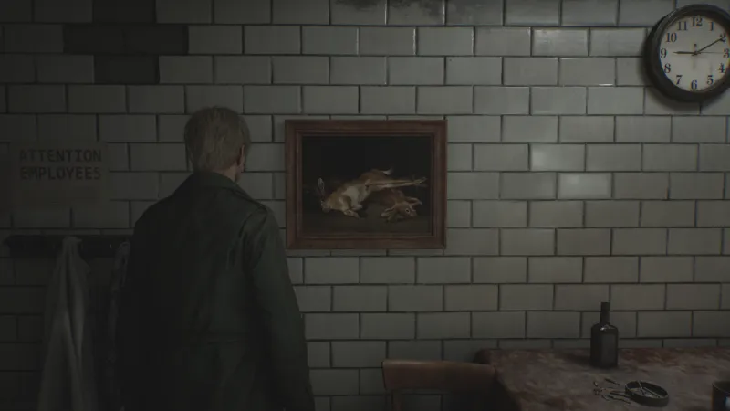 Capture d'écran de Silent Hill 2 qui montre le personnage de James Sunderland de dos. Il fait face à un mur sur lequel est accroché le tableau "Nature morte aux lièvres" de Francisco de Goya