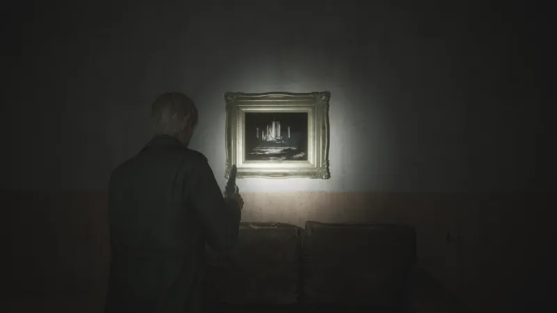 Capture d'écran de Silent Hill 2 qui montre le personnage de James Sunderland de dos. Il fait face à un mur auquel est accroché le tableau "Nordlys" de Peder Balke