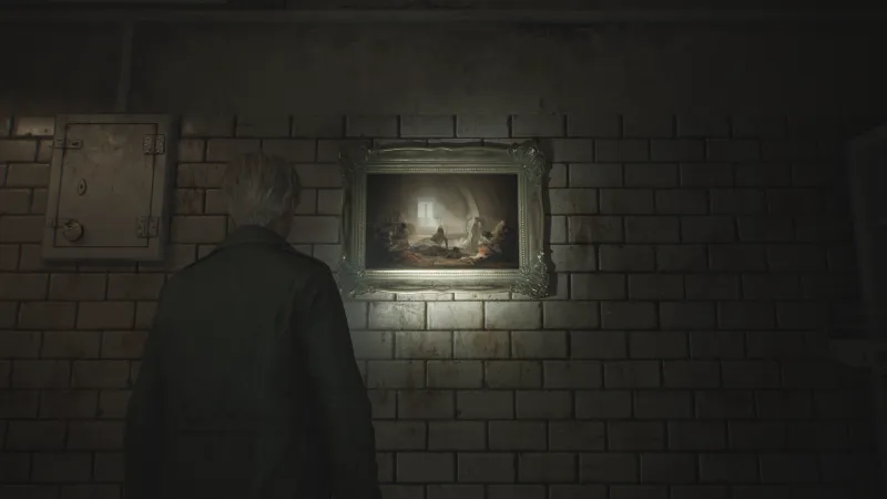 Capture d'écran de Silent Hill 2 qui montre le personnage de James Sunderland de dos. Il fait face à un mur auquel est accroché le tableau "Hôpital de peste" de Francisco de Goya