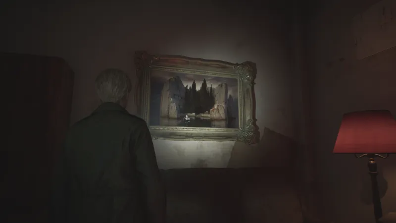 Capture d'écran de Silent Hill 2 qui montre le personnage de James Sunderland de dos. Il fait face à un mur sur lequel est accroché le tableau "L'Île des morts" d'Arnold Böcklin