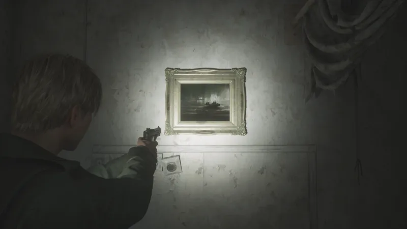 Capture d'écran de Silent Hill 2 qui montre le personnage de James Sunderland de dos. Il fait face à un mur auquel est accroché le tableau "Nordlys over fire menn i robåt" de Peder Balke