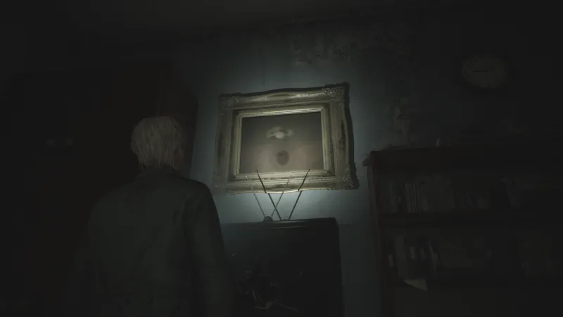 Capture d'écran de Silent Hill 2 qui montre le personnage de James Sunderland de dos. Il fait face à une télévision, au-dessus de laquelle est accroché un tableau de Jan Mankes représentant un petit bouquet de fleurs de pommier dans un verre d'eau