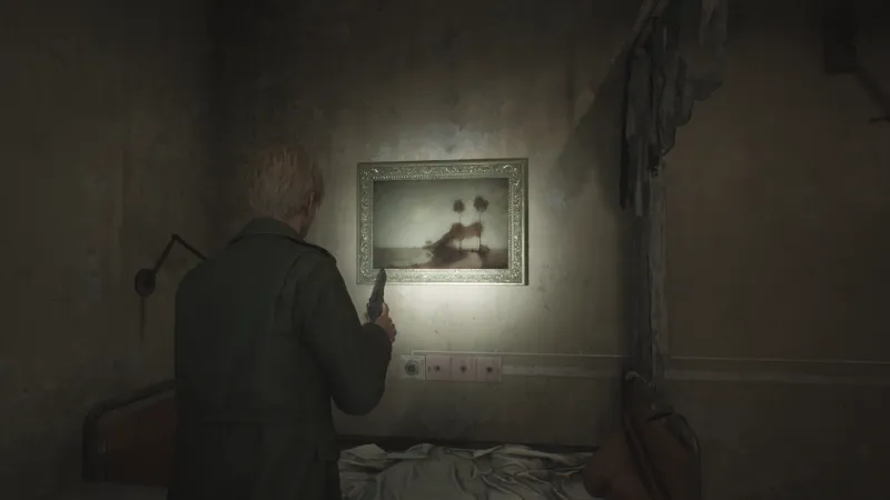 Capture d'écran de Silent Hill 2 qui montre le personnage de James Sunderland de dos. Il fait face à un mur auquel est accroché le tableau "La Route des merveilles près d'Oranjewoud" de Jan Mankes