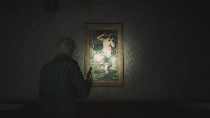 Capture d'écran de Silent Hill 2 qui montre le personnage de James Sunderland de dos. Il fait face à un mur auquel est accroché le tableau "Lamia" de John William Waterhouse