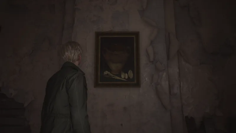 Capture d'écran de Silent Hill 2 qui montre le personnage de James Sunderland de dos. Il fait face à un mur auquel est accroché le tableau "Keulse pot met reigersneb" de Jan Mankes