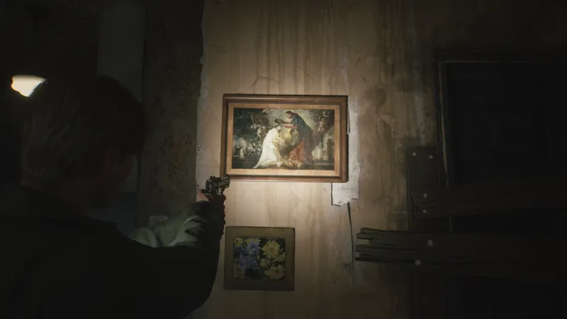 Capture d'écran de Silent Hill 2 qui montre le personnage de James Sunderland de dos. Il fait face à un mur auquel est accroché le tableau "Saint Raymond Nonnat couronné par le Christ" de Diego González de la Vega