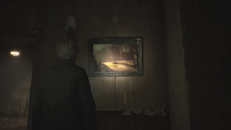 Capture d'écran de Silent Hill 2 qui montre le personnage de James Sunderland de dos. Il fait face à un mur auquel est accroché le tableau "Les Amants" de John Atkinson Grimshaw