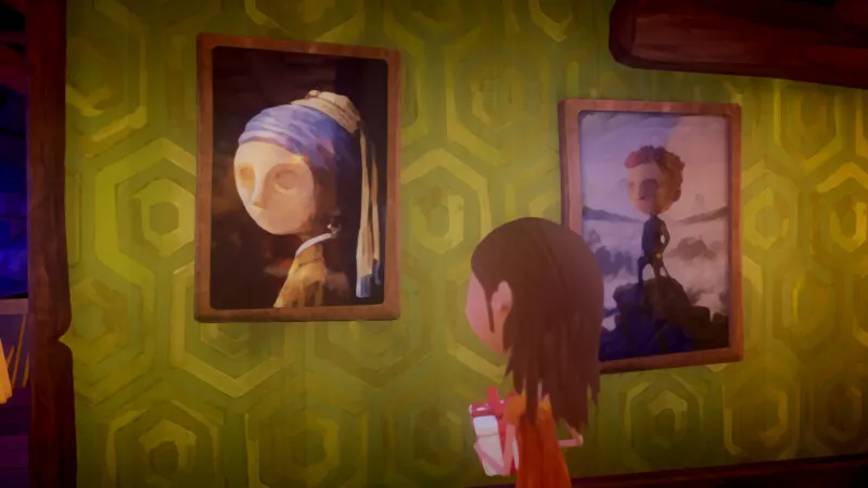 Image du jeu Last Day of June dans laquelle on voit un personnage féminin face à un mur au papier vert, auquel est accorché trois tableaux qui reprennent les compositions de "La Jeune Fille à la perle" de Vermeer et du "Voyageur contemplant une mer de nuages" de Friedrich