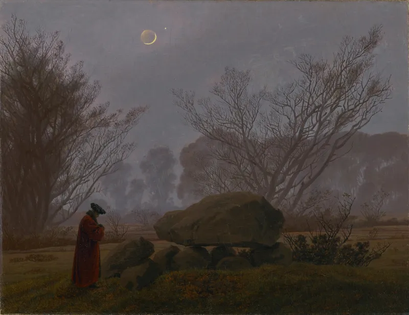 L'image est une peinture de Caspar David Friedrich. Dans une prairie, un homme vêtu d'un grand manteau rouge se tient debout (à gauche de la représentation) face à un dolmen (au centre). Le second et l'arrière plan sont occupés par des arbres. La lumière est crépusculaire. La lune est visible dans le ciel tout en haut de la représentation.