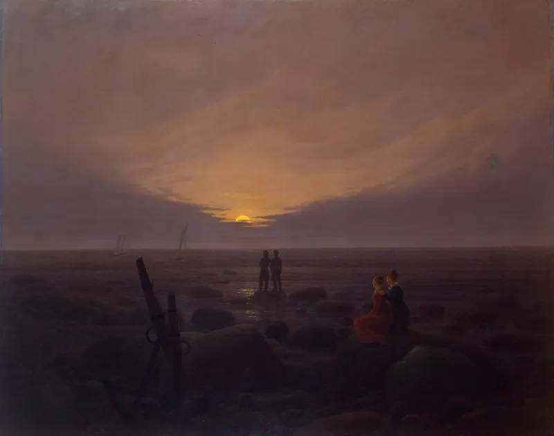 L'image est un tableau de Caspar David Friedrich. Il représente un paysage vespéral de bord de mer. Au premier plan à gauche, deux femmes sont assises sur un large rocher. A droite, à leur hauteur, une ancre repose au sol. Au second plan, au centre, deux hommes se tiennent debout sur un rocher, au bord de l'eau, face à la mer. Les quatre personnages observent les deux voiliers visibles à l'arrière plan à gauche. Une lune dorée les nuages du ciel voilé, qui occupe plus de la moitié de la représentation