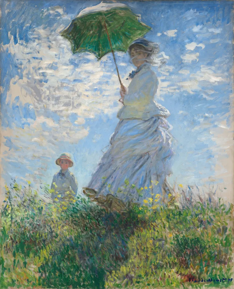 Peinture de Claude Monet représentant une jeune femme qui se détache sur une ciel bleu au sommet d'une petite butte herbeuse et fleurie. Elle porte une robe blanche ainsi qu'une ombrelle verte, pour se protéger du soleil. Derrière elle, en partie dissimulé par la butte, apparaît un jeune garçon portant un chapeau de paille rond. Le temps est ensoleillé malgré quelques nuages.