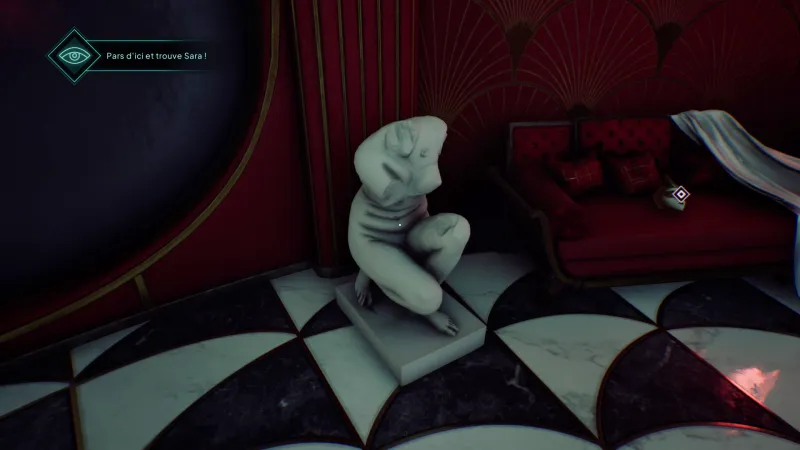 L'image est une capture d'écran du jeu Nobody Wants to Die. On y voit une sculpture reprenant le modèle antique dit de "l'Aphrodite accroupie" posée au sol à côté d'un sofa de velour rouge, dans une pièce au carrelage noir et blanc.