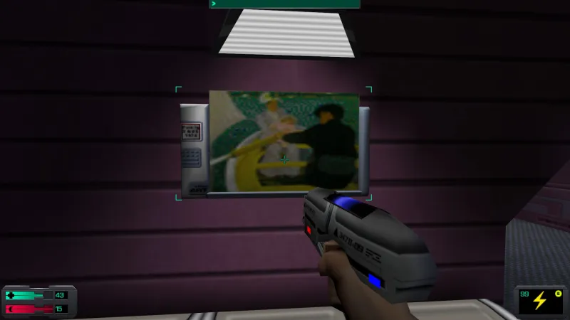 L'image est une capture d'écran du jeu System Shock 2. Le protagoniste du jeu, dont la vision se confond avec le cadre de l'image, tient un pistolet dans sa main droite, et il se tient devant un écran accroché au mur d'une des pièces d'un station spatiale. L'écran diffuse l'image du tableau "Promenade en barque" de Mary Cassatt.