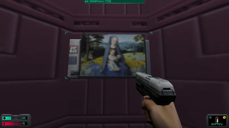 L'image est une capture d'écran du jeu System Shock 2. Le protagoniste du jeu, dont la vision se confond avec le cadre de l'image, tient un pistolet dans sa main droite, et il se tient devant un écran accroché au mur d'une des pièces d'un station spatiale. L'écran diffuse l'image du tableau "Le Repos pendant la Fuite en Égypte" de Gérard David.