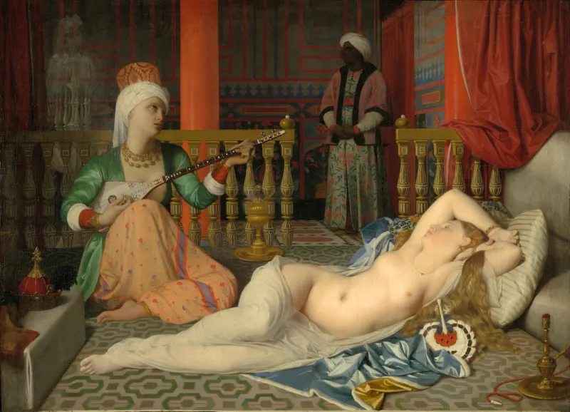 L'image est une peinture de Jean-Auguste-Dominique Ingres représentant un intérieur orientalisant, dans lequel on peut voir trois personnages. Au premier plan est étendue une jeune femme blonde à demi nue. A ses côtés se tient assise une musicienne qui joue du saz. Au second plan, un homme noir portant un turban se tient debout.