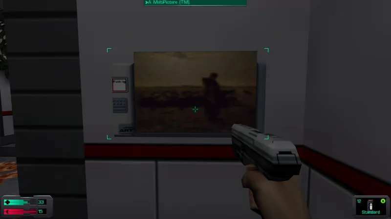 L'image est une capture d'écran du jeu System Shock 2. Le protagoniste du jeu, dont la vision se confond avec le cadre de l'image, tient un pistolet dans sa main droite, et il se tient devant un écran accroché au mur d'une des pièces d'un station spatiale. L'écran diffuse l'image du tableau "Bergère avec son troupeau" de Millet.