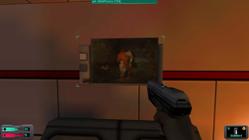 L'image est une capture d'écran du jeu System Shock 2. Le protagoniste du jeu, dont la vision se confond avec le cadre de l'image, tient un pistolet dans sa main droite, et il se tient devant un écran accroché au mur d'une des pièces d'un station spatiale. L'écran diffuse l'image du tableau "L'Enlèvement" de Paul Cézanne.