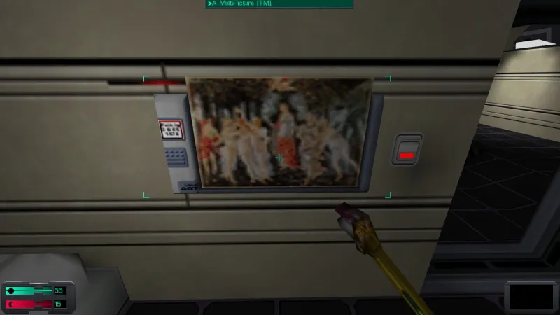 L'image est une capture d'écran du jeu System Shock 2. Le protagoniste du jeu, dont la vision se confond avec le cadre de l'image, tient une clé à molette dans sa main droite, et il se tient devant un écran accroché au mur d'une des pièces d'un station spatiale. L'écran diffuse l'image du tableau "Le Printemps" de Botticelli.