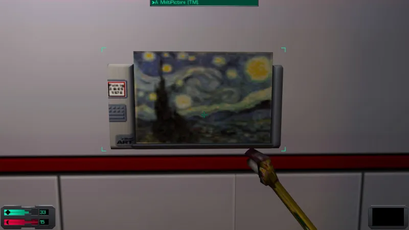 L'image est une capture d'écran du jeu System Shock 2. Le protagoniste du jeu, dont la vision se confond avec le cadre de l'image, tient une clé à molette dans sa main droite, et il se tient devant un écran accroché au mur d'une des pièces d'un station spatiale. L'écran diffuse l'image du tableau "Nuit étoilée" de van Gogh.