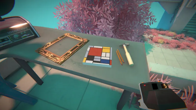 L'image est une capture d'écran du jeu Viewfinder. On peut notamment voir le plateau d'une table de travail sur lequel repose un gramophone, un cadre en bois ouvragé, un marteau, deux crayon de papier et une petite version d'une composition abstraite du peintre Mondrian.