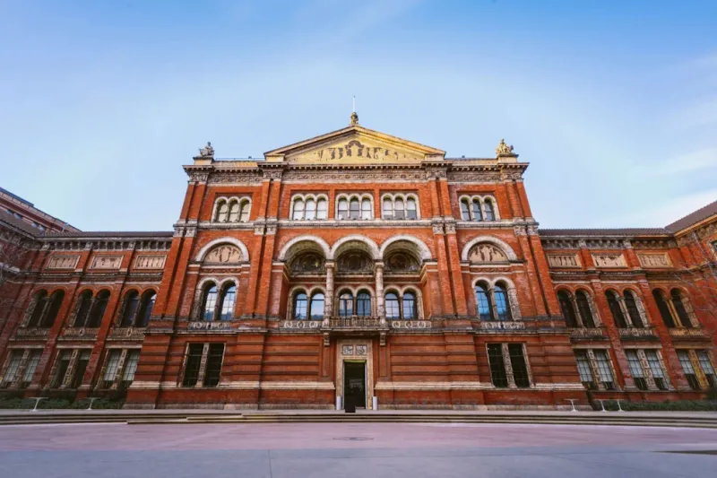 Façade du Victoria and Albert Museum depuis sa cour intérieure