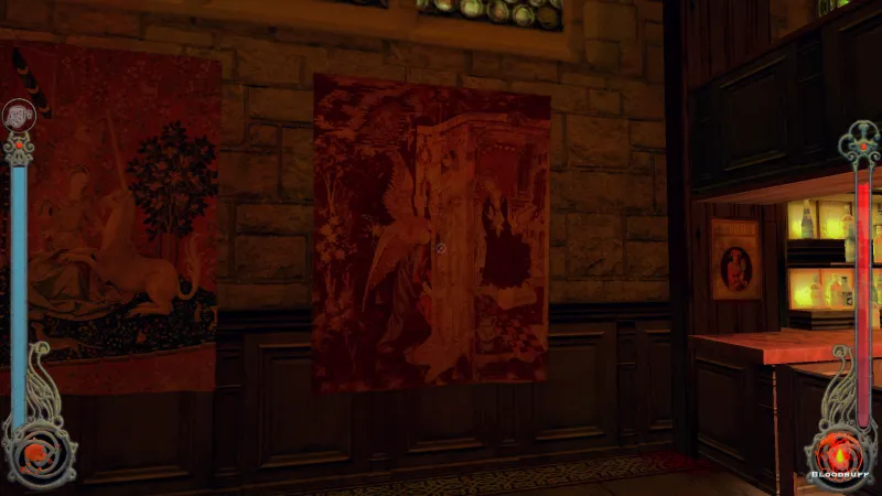 L'image est une capture d'écran du jeu Vampire: The Masquerade – Bloodlines. La caméra, qui adopte le point de vue du personnage joueur, nous montre l'intérieur d'une église reconverti en bar. Le bout du comptoir est visible sur la droite de l'image. Au centre de l'image, accroché à un mur de pierres apparentes sous un vitrail, on peut voir une tapisserie représentant la scène biblique de l'Annonciation