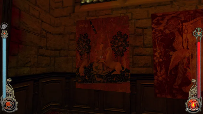 L'image est une capture d'écran du jeu Vampire: The Masquerade – Bloodlines. La caméra, qui adopte le point de vue du personnage joueur, nous montre l'intérieur d'une église. Au centre de l'image, dans l'angle d'un mur de pierres apparentes, sous un vitrail, est accrochée une tapisserie représentant une jeune fille, une licorne et un lion dans un verger.