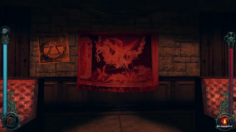 L'image est une capture d'écran du jeu Vampire: The Masquerade – Bloodlines. La caméra, qui adopte le point de vue du personnage joueur, nous montre une pièce aux murs de pierres apparentes. Au centre de l'image est accrochée au mur une tapisserie représentant un épisode de l'Apocalypse selon Saint Jean. Juste à gauche est collée au mur une affiche reprenant les symboles de la pyramide et du delta lumineux présent sur les billets de 1$. Deux banquettes de cuir rouge sont disposées à droite et à gauche.