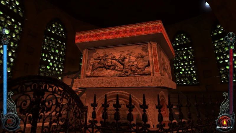 L'image est une capture d'écran du jeu Vampire: The Masquerade – Bloodlines. La caméra, qui adopte le point de vue du personnage joueur, nous montre l'intérieur d'une église. Au centre de l'image, derrière une grille basse en métal, se dresse une chaire en marbre dont les côtés sont ornés d'un bas relief représentant le combat d'un cavalier et d'un dragon