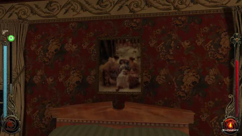 L'image est une capture d'écran du jeu Vampire: The Masquerade – Bloodlines. La caméra, qui adopte le point de vue du personnage joueur, nous montre une pièce avec un lit, au-dessus duquel est accroché un tableau du peintre Lawrence Alma-Tadema