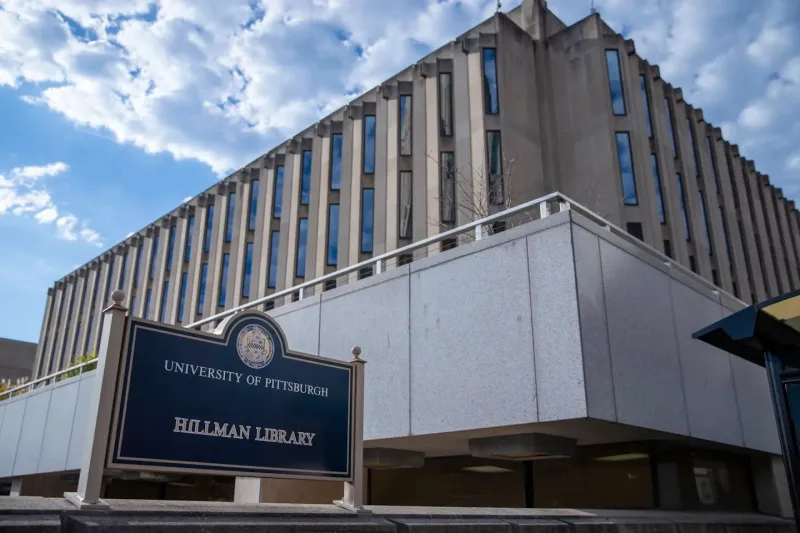 Façade de la bibliothèque Hillman, sur le campus de l'université de Pittsburgh