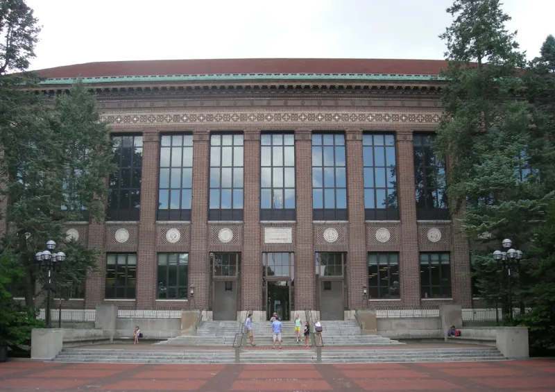 Façade de de la Hatcher Graduate Library, sur le campus de l'université du Michigan