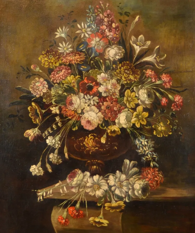 L'image est une peinture représentant une nature morte : un large bouquet de fleurs variées est disposé dans un vase à pied en bronze. Le vase est posé sur l'angle d'une table. Plusieurs fleurs reposent également sur la table.