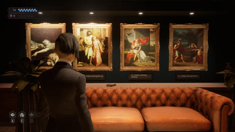 L'image est une capture d'écran du jeu vidéo Vampire: The Masquerade – Swansong. On y voit le personnage joueur de dos, debout dans une pièce aux murs couleur vert sapin. Le personnage joueur fait face à un mur contre lequel est adossé un imposant canapé en cuir marron. Au-dessus du canapté sont accrochées quatre peintures représentant divers épisodes de la vie d'Oedipe.