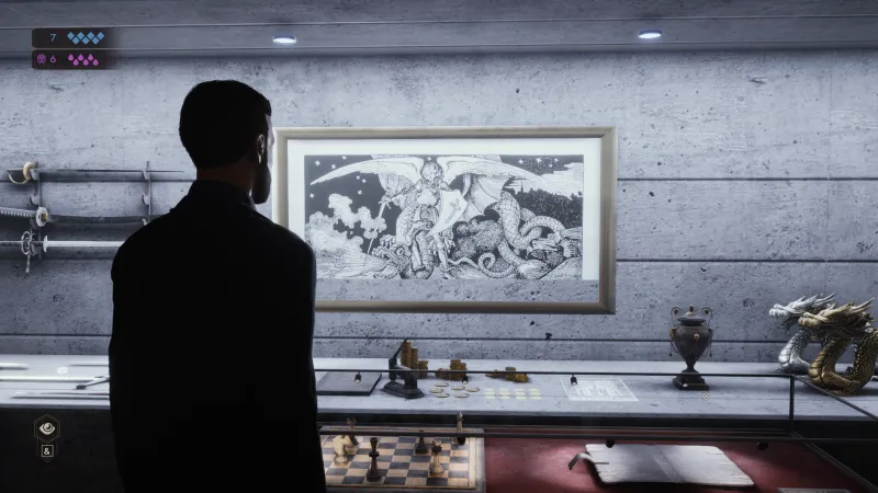 L'image est une capture d'écran du jeu vidéo Vampire: The Masquerade – Swansong. On y voit le personnage joueur de dos, debout dans une pièce aux murs de béton. Il fait face à une vitrine et une table sur lesquelles sont disposés de nombreux objets : un échiquier, des armes anciennes, de vieux manuscrits, des pièces antiques... Et sur le mur face à lui est accroché une gravure en noir et blanc représentant le combat de Saint Michel et du Dragon
