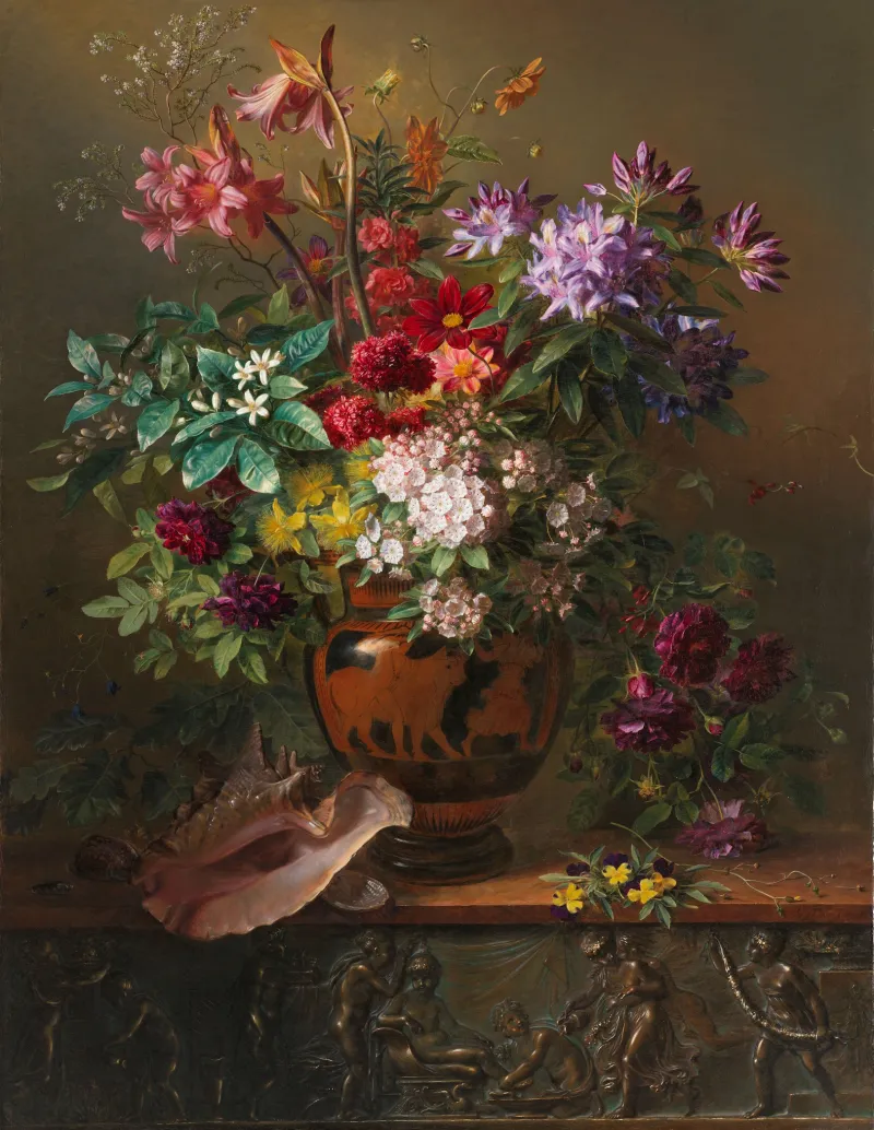 L'image est une peinture représentant une nature morte : un bouquet de fleurs variées est disposé dans un vase grec antique à figures rouges. Le vase est posé sur un entablement décoré d'une frise en bas-relief.
